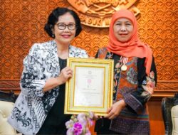 Khofifah Terima Penghargaan Tertinggi Dwija Praja Nugraha dari PB PGRI, Buah Komitmen Wujudkan Pendidikan Jatim Berkualitas dan Merata