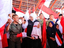 Khofifah Bersama Danjen  Akademi TNI Bagikan Ratusan Bendera Merah Putih di Sekolah Rakyat Terintegrasi 2 Kota Pasuruan, Tegaskan Generasi Muda adalah Penentu Terwujudnya Indonesia Emas 2045