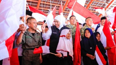 Khofifah Bersama Danjen  Akademi TNI Bagikan Ratusan Bendera Merah Putih di Sekolah Rakyat Terintegrasi 2 Kota Pasuruan, Tegaskan Generasi Muda adalah Penentu Terwujudnya Indonesia Emas 2045