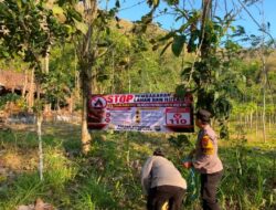 Polres Blitar Kota Edukasi Warga dan Pasang Banner Cegah Karhutla di Lereng Gunung Pegat
