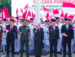 Gubernur Khofifah Kukuhkan 76 Paskibraka Jatim untuk HUT ke-81 Kemerdekaan RI, Tegaskan Amanah Jaga dan Perkuat Semangat NKRI