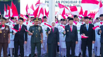 Gubernur Khofifah Kukuhkan 76 Paskibraka Jatim untuk HUT ke-81 Kemerdekaan RI, Tegaskan Amanah Jaga dan Perkuat Semangat NKRI