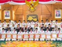 Gubernur Khofifah Apresiasi Paskibraka Jatim dan Pendukung  Upacara HUT Ke-81 RI Sukses Tunaikan Tugas Negara di Grahadi: Pesankan Semangat Cinta Tanah Air Terus Dihidupkan Lewat Karya, Prestasi dan Pengabdian