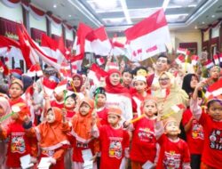 Apresiasi Ekspresi Cinta Tanah Air dari Luar Pagar Grahadi saat Upacara HUT ke-81 RI, Gubernur Khofifah Undang Rayakan Kemerdekaan Bertajuk “Anak Hebat Indonesia Kuat