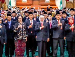 Khofifah Kembali Sematkan 467 Tanda Kehormatan Satyalancana Karya Satya, Dorong ASN Jatim Terus Kembangkan Inovasi Berdampak Serta Do’akan Saudara Kita di NTT