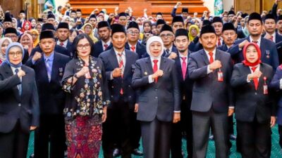 Khofifah Kembali Sematkan 467 Tanda Kehormatan Satyalancana Karya Satya, Dorong ASN Jatim Terus Kembangkan Inovasi Berdampak Serta Do’akan Saudara Kita di NTT
