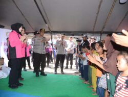 Polri Hadirkan Kepedulian, Berikan Trauma Healing bagi Pengungsi Gempa di Maumere