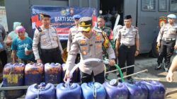Peringati HUT ke-81 RI, Polres Pasuruan Kota Salurkan Air Bersih untuk Warga Pesisir