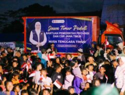 Wujud Solidaritas untuk Korban Gempa NTT, Gubernur Khofifah Serahkan Langsung Penyaluran Bantuan Logistik , Sapa Anak dan Lansia Serta Warga Manggarai