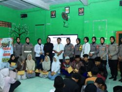 Sambut Hari Jadi ke – 78, Polwan Polres Ngawi Edukasi Santri Cegah Kenakalan Remaja