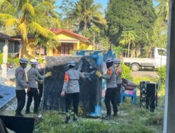 Bantu Warga Selamatkan Harta Benda, Personel SAR Korbrimob Bergerak ke Satar Padut