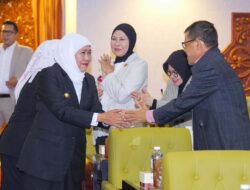 Gubernur Khofifah Sampaikan Nota Penjelasan Dua Raperda Strategis di DPRD Jatim, Perkuat Peran Pemuda dan Olahraga hingga Siapkan Dana Cadangan Pilgub Jatim