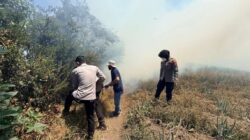 Karhutla Bromo: Api Mengarah ke Ngadisari, Polres Probolinggo Gerak Cepat Padamkan Api di Blok Seruni