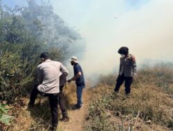 Karhutla Bromo: Api Mengarah ke Ngadisari, Polres Probolinggo Gerak Cepat Padamkan Api di Blok Seruni