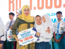 Khofifah Salurkan Afirmasi Biaya Pendidikan untuk 112 Murid di Jombang, Apresiasi 193 Prestasi Nasional dan Internasional