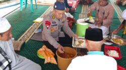 Usai Salat Jumat, Dansatgas SAR Brimob Makan Bersama Warga Terdampak Gempa di Reo