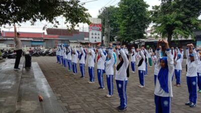 Terapi Ling Tien Kung: Cara Unik Bhabinkamtibmas Polres Blitar Bikin Warga Makin Sehat dan Kompak