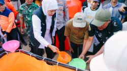 Gubernur Khofifah Salurkan Bantuan 120 Rit Air Bersih untuk Masyarakat Kabupaten Blitar, Bantu 38.270 Keluarga Terdampak Kekeringan