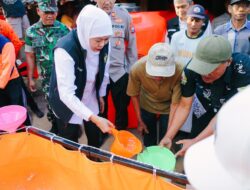 Gubernur Khofifah Salurkan Bantuan 120 Rit Air Bersih untuk Masyarakat Kabupaten Blitar, Bantu 38.270 Keluarga Terdampak Kekeringan
