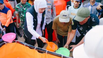Gubernur Khofifah Salurkan Bantuan 120 Rit Air Bersih untuk Masyarakat Kabupaten Blitar, Bantu 38.270 Keluarga Terdampak Kekeringan