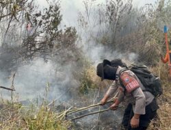 Polres Batu Terjunkan Personel Tangani Karhutla di Gunung Buthak dan Sterilisasi Jalur Pendakian Panderma