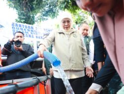 Gubernur Khofifah Salurkan Bantuan Air Bersih 45 Tandon dan 500 Jeriken untuk 19.837 Warga Terdampak Kekeringan di Pasuruan
