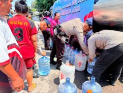 Brimob Polda Jatim Salurkan 37.000 Liter Air Bersih untuk Warga Terdampak Kemarau