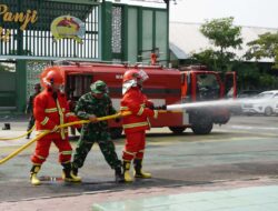 Personel Kodim 0813 Bojonegoro Gelar Latihan Pemadam Kebakaran