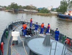Gelombang Kurang Bersahabat, Kapal Polri Tetap Sisir Laut Bersama Tim Sar Cari Korban Km Virgo Transport 8