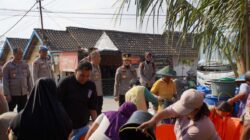 Puluhan Ribu Liter Air Bersih Disalurkan Polres Bojonegoro Untuk Warga Terdampak Kekeringan