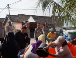 Puluhan Ribu Liter Air Bersih Disalurkan Polres Bojonegoro Untuk Warga Terdampak Kekeringan