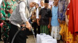 Gubernur Khofifah Turun Langsung Salurkan Air Bersih dan Bagikan Sembako Bagi Masyarakat Terdampak Kekeringan  di Kedungdung – Kabupaten Sampang