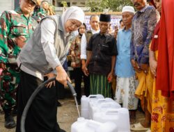 Gubernur Khofifah Turun Langsung Salurkan Air Bersih dan Bagikan Sembako Bagi Masyarakat Terdampak Kekeringan  di Kedungdung – Kabupaten Sampang