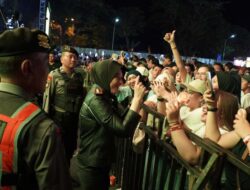Kapolres Yenni Di Sambut Hangat Penonton, Konser NdX Aka Di Bojonegoro Aman hingga Usai