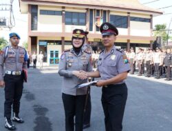 Kapolres Bojonegoro Berikan Penghargaan Kepada 2 Anggotanya