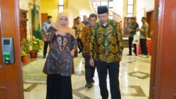 Rangkaian Misi Dagang untuk Perkuat Pasar Global, Gubernur Khofifah Lakukan Courtesy Call dengan Konjen RI di Jeddah, dorong Masuknya Produk Jatim dalam Rantai Pasok Haji dan Perkuat Layanan Finansial bagi Pekerja Migran Indonesia