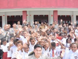 Satgas Damai Cartenz Bagikan Tas dan Alat Tulis untuk Masa Depan Papua