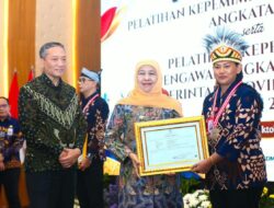 Gubernur Khofifah Tutup PKN II dan PKP, Tekankan Kolaborasi dan Inovasi ASN agar Proyek Perubahan Berdampak Nyata