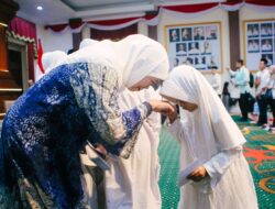Sambut Hari Jadi ke-81 Jatim, Gubernur Khofifah Gelar Khataman Al-Qur’an dan Santuni 81 Anak Yatim di Grahadi