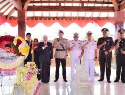 Khofifah Pimpin  Ziarah ke Makam Gubernur Soerjo Jelang Hari Jadi ke-81, Ajak Teladani Kepemimpinan dan Keberanian Gubernur Pertama Jawa Timur
