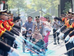 Disambut Pedang Pora dan Atraksi Budaya, Irjen Pol Dekananto Eko Purwono Resmi Pimpin Polda Jatim