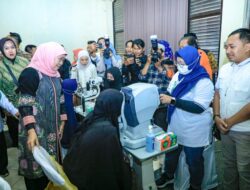 Gubernur Khofifah Bersama BAZNAS Jatim Bagikan 1.000 Kacamata Gratis untuk Guru PAUD, TK/RA dan TPQ di Momen Hari Jadi ke-81 Jawa Timur