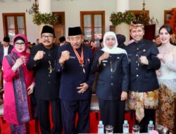 Gubernur Khofifah Sampaikan  Keberhasilan Nawa Bhakti Satya Saat Pimpin Upacara Hari Jadi ke-81 Jatim di Grahadi: Ajak Terus Kuatkan Keunggulan, Perluas Kesempatan Masyarakat dan Jaga Keberlanjutan Pembangunan Jawa Timur