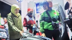 Khofifah Bagikan 300 Liter BBM Gratis untuk Ojol Malang, Tegaskan Stok Aman dan Harapkan Distribusi Sesuai Kebutuhan Masyarakat