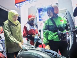 Khofifah Bagikan 300 Liter BBM Gratis untuk Ojol Malang, Tegaskan Stok Aman dan Harapkan Distribusi Sesuai Kebutuhan Masyarakat