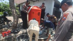 Atasi Kekeringan, Polres Blitar Kota Salurkan 3.000 Liter Air Bersih ke Kelurahan Sentul