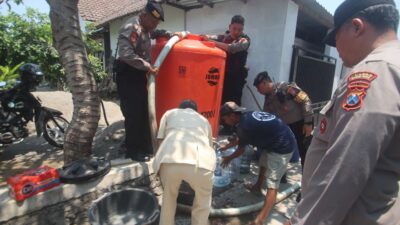 Atasi Kekeringan, Polres Blitar Kota Salurkan 3.000 Liter Air Bersih ke Kelurahan Sentul