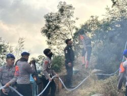 Personel BKO Polda Jatim Gerak Cepat Padamkan Titik Api, Cegah Karhutla TNBTS Meluas