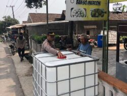 Semangat ‘Polisi Bersama Masyarakat: Polda Jatim Dirikan Posko Karhutla dan Distribusikan Air Bersih di Pasuruan